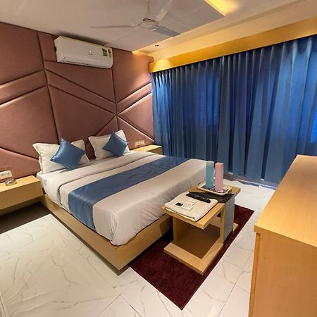 Hotel Phoniex Ahmedabad Bagian luar foto