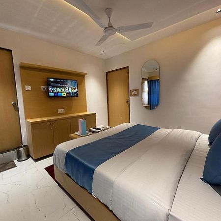 Hotel Phoniex Ahmedabad Bagian luar foto