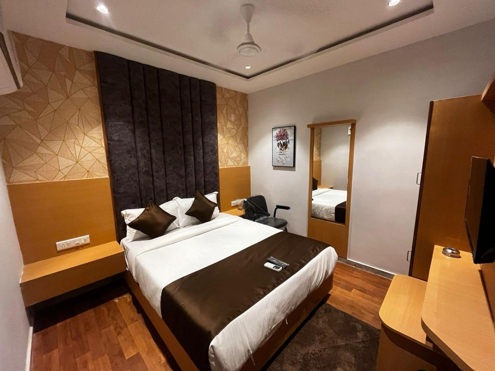 Hotel Phoniex Ahmedabad Ruang foto
