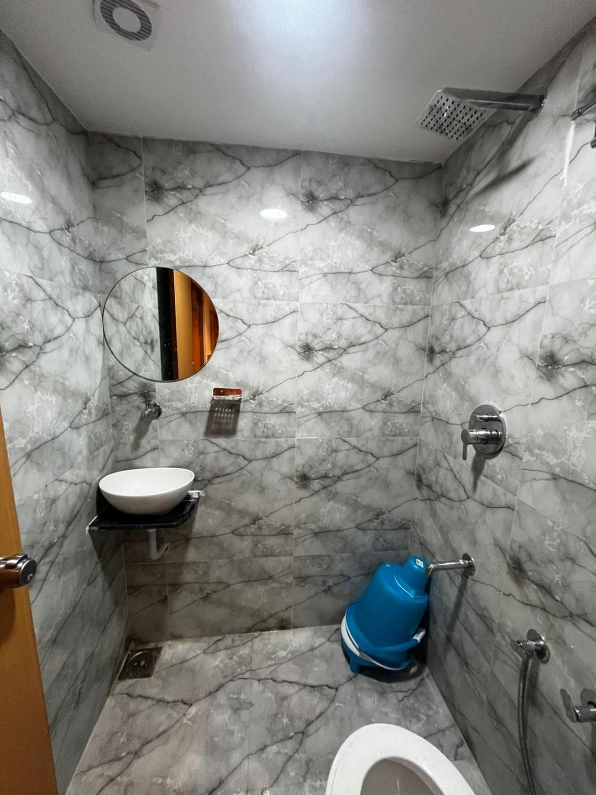 Hotel Phoniex Ahmedabad Bagian luar foto