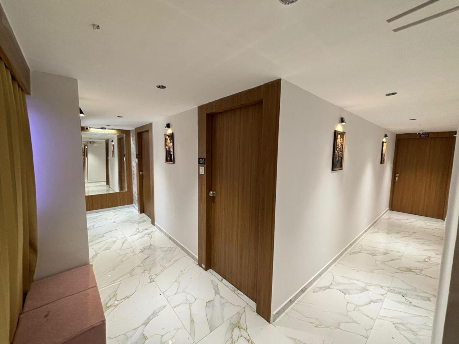 Hotel Phoniex Ahmedabad Bagian luar foto