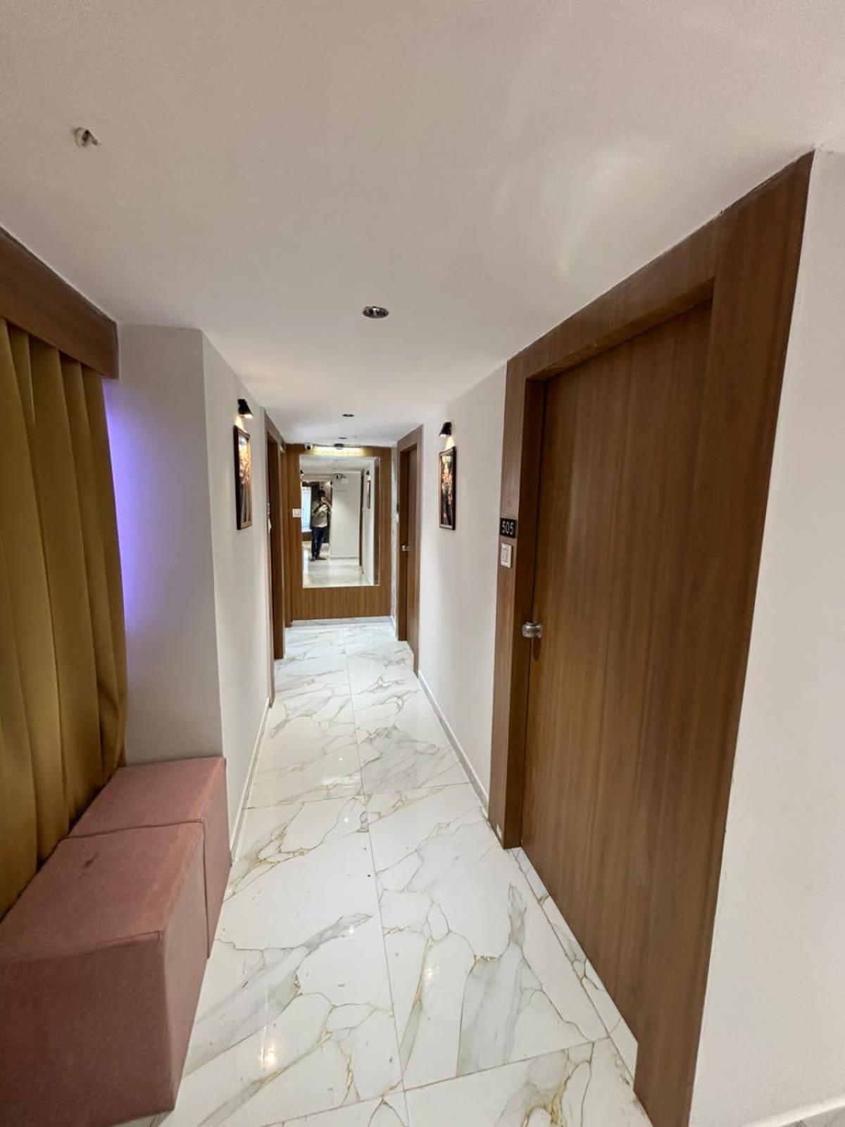 Hotel Phoniex Ahmedabad Bagian luar foto