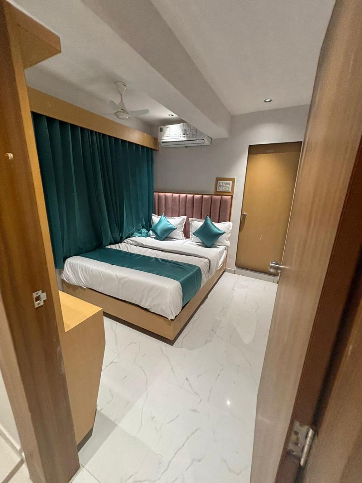 Hotel Phoniex Ahmedabad Bagian luar foto