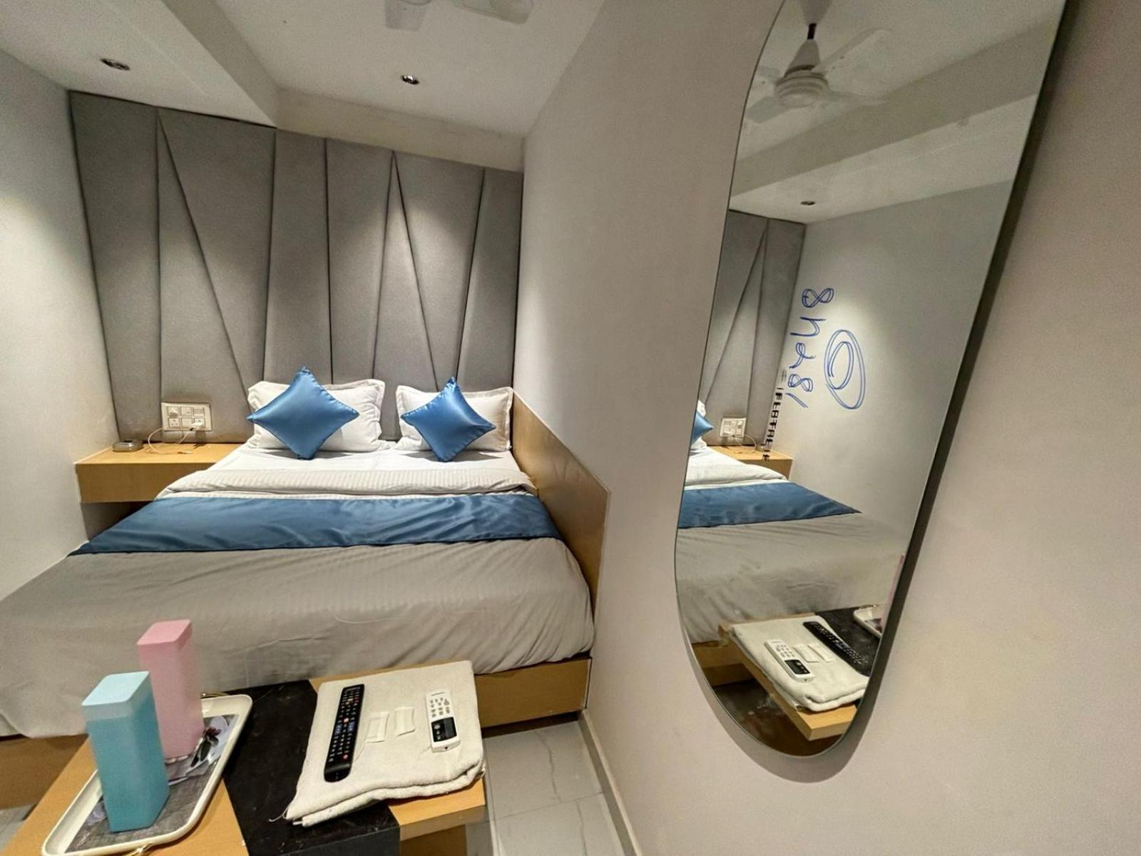 Hotel Phoniex Ahmedabad Bagian luar foto