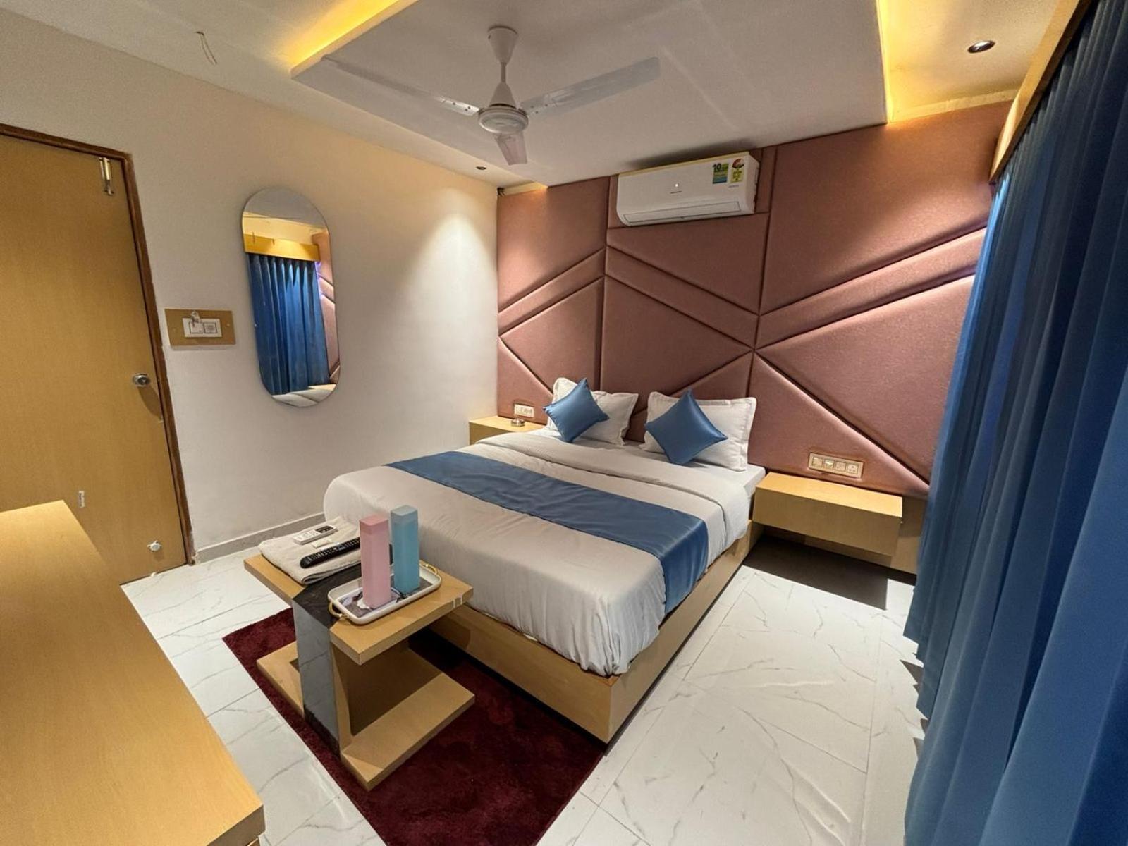 Hotel Phoniex Ahmedabad Bagian luar foto