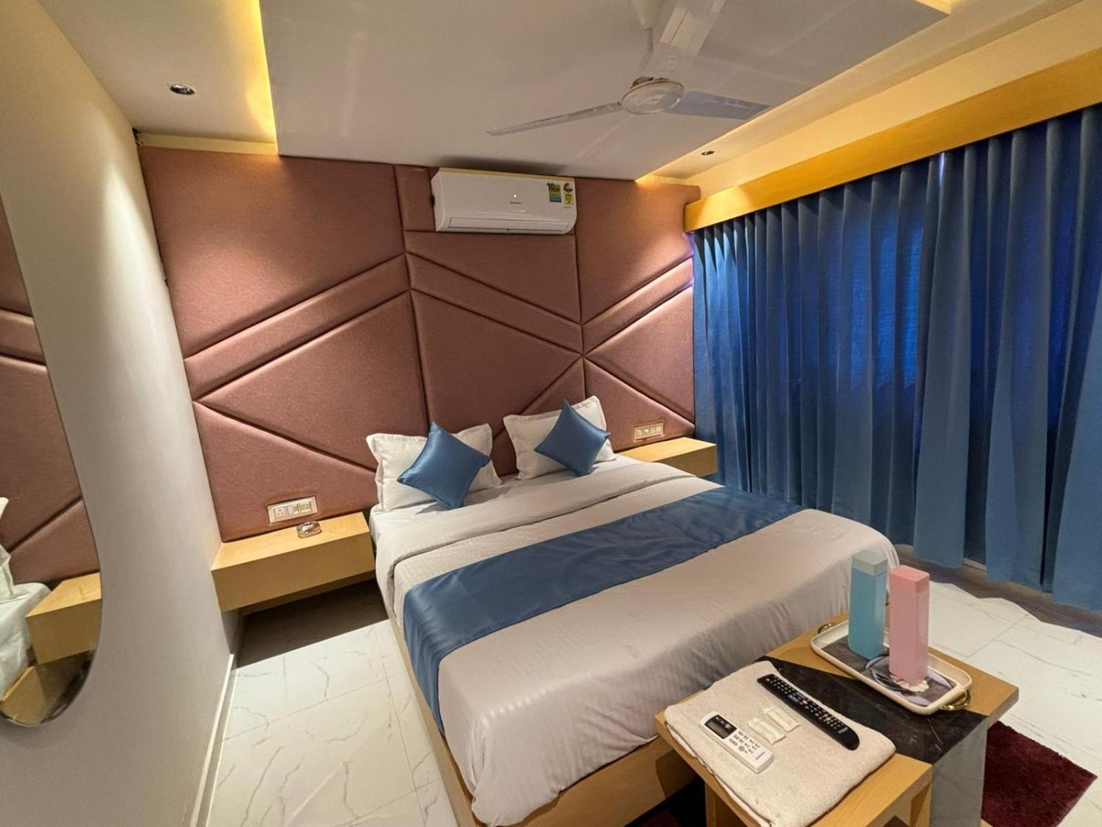 Hotel Phoniex Ahmedabad Bagian luar foto