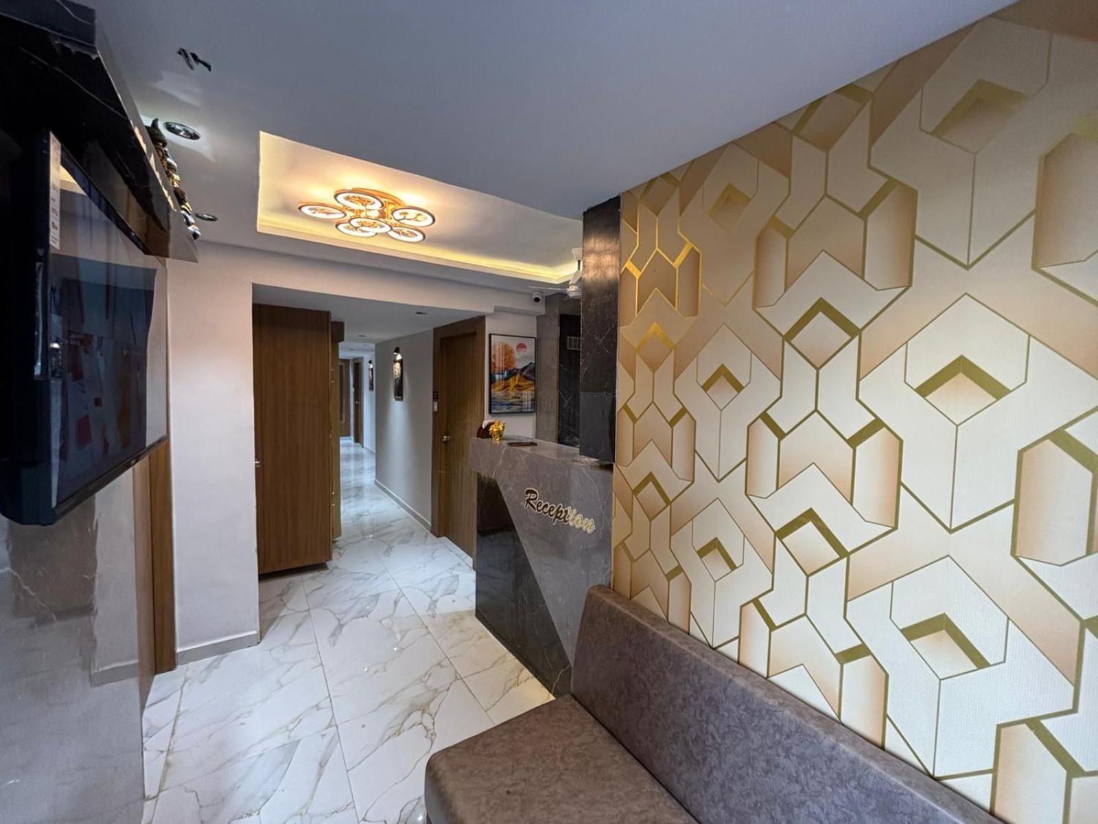 Hotel Phoniex Ahmedabad Bagian luar foto