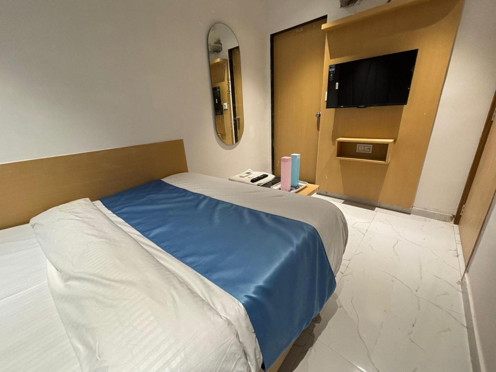 Hotel Phoniex Ahmedabad Bagian luar foto