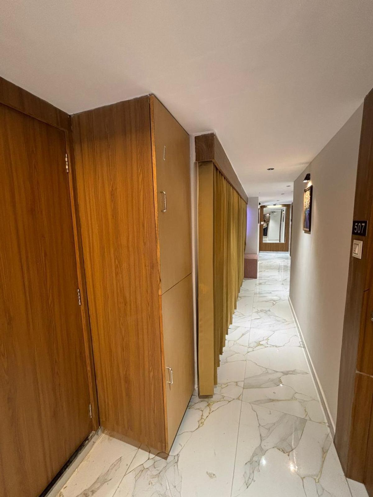 Hotel Phoniex Ahmedabad Bagian luar foto