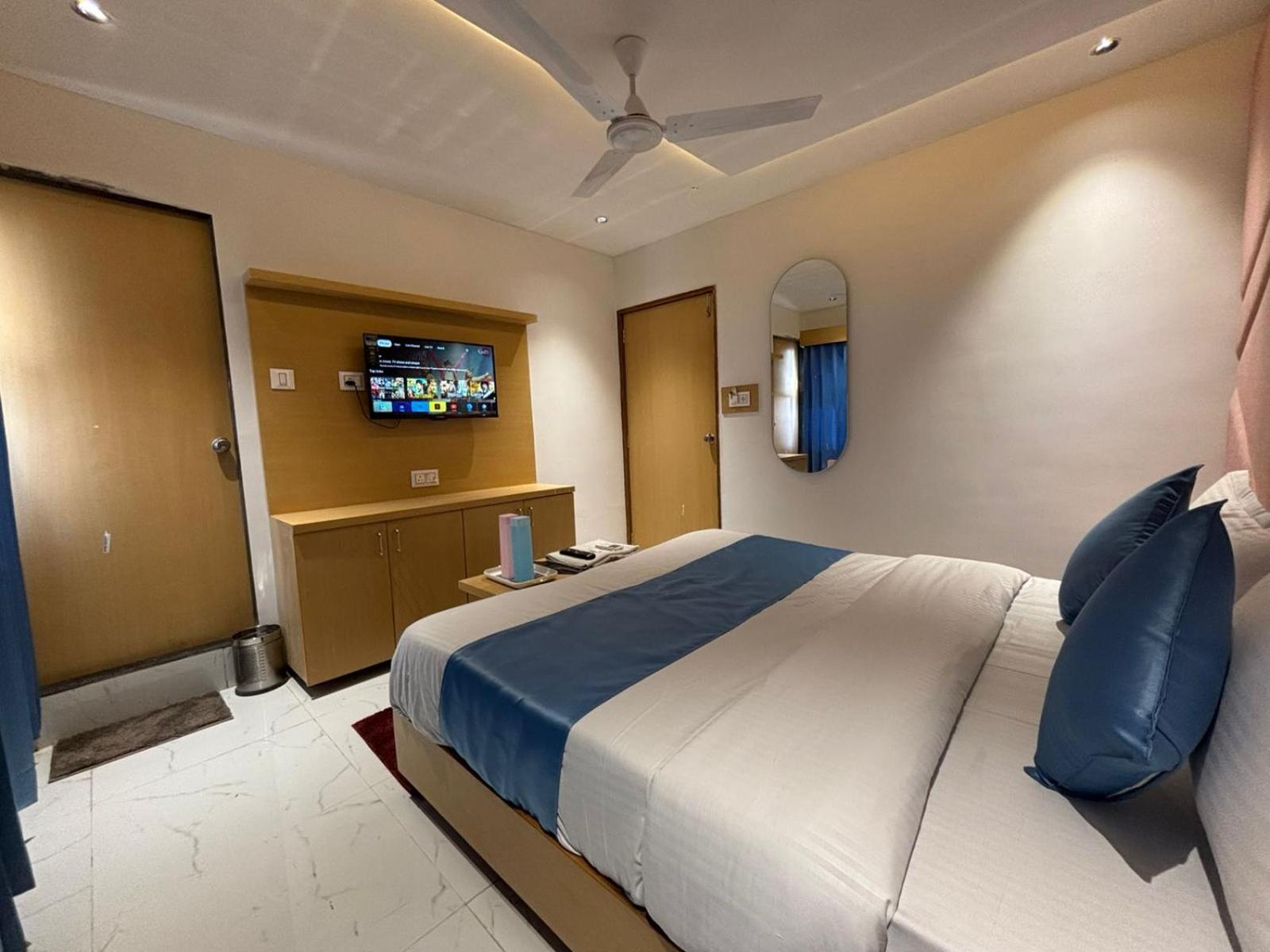 Hotel Phoniex Ahmedabad Bagian luar foto