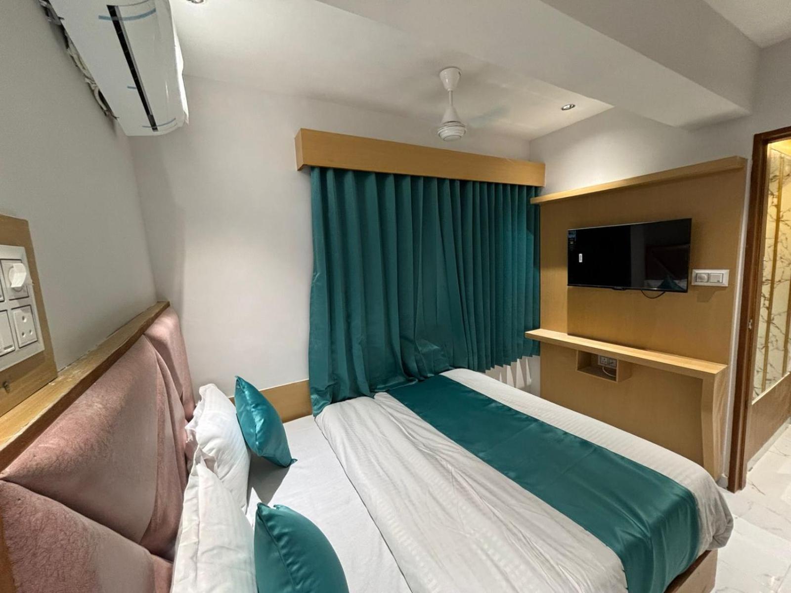 Hotel Phoniex Ahmedabad Bagian luar foto