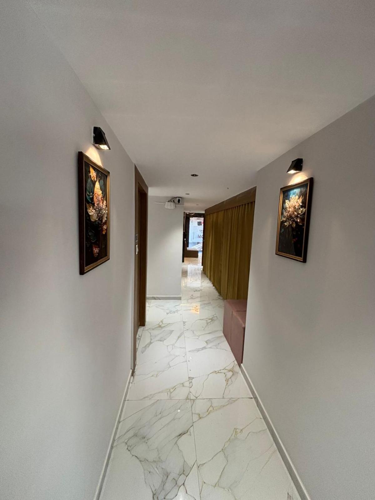 Hotel Phoniex Ahmedabad Bagian luar foto