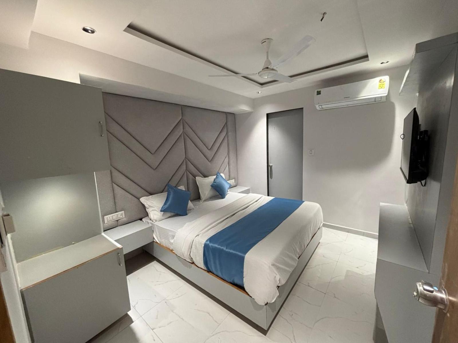 Hotel Phoniex Ahmedabad Bagian luar foto