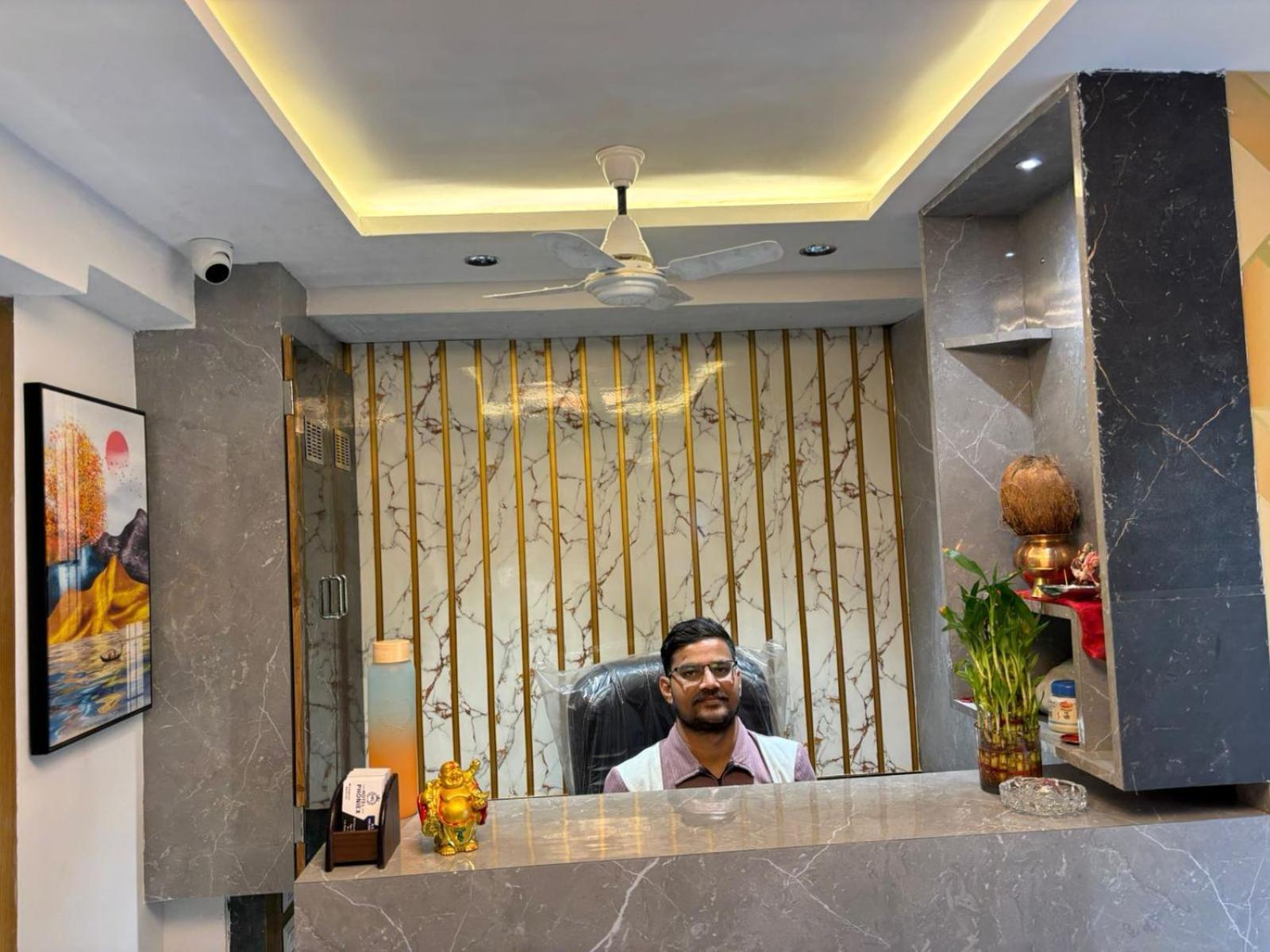 Hotel Phoniex Ahmedabad Bagian luar foto