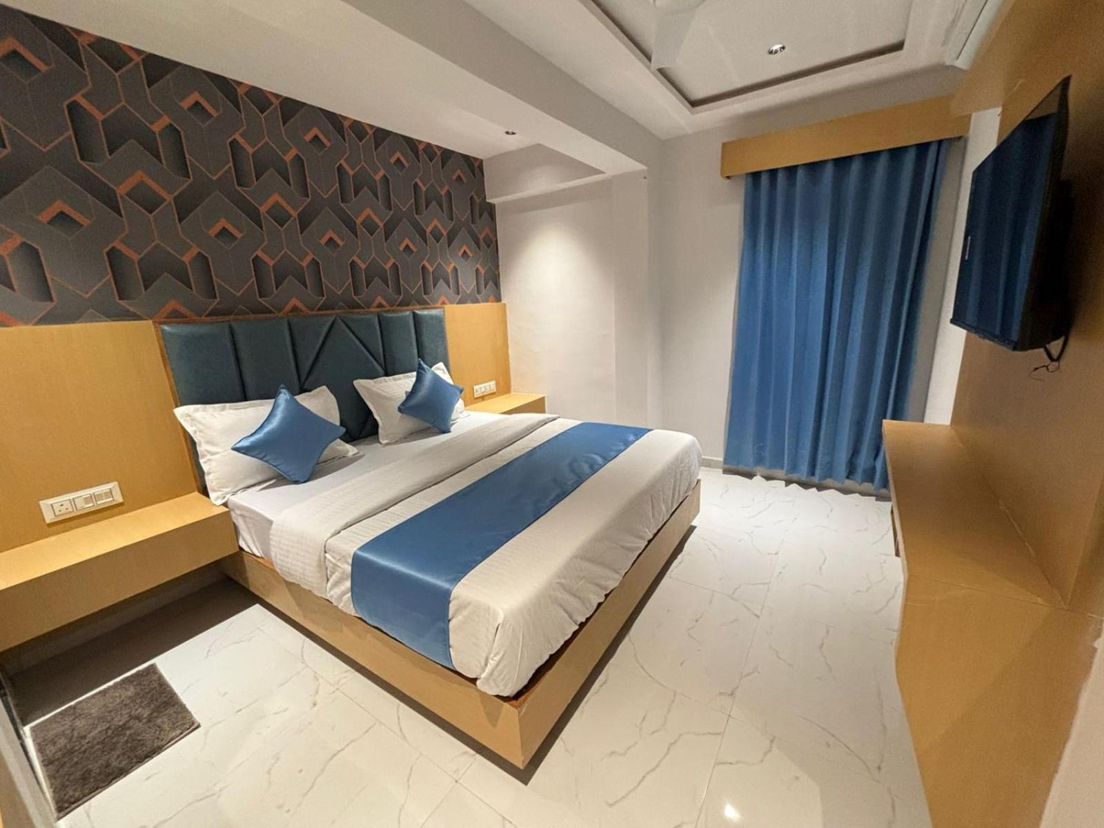 Hotel Phoniex Ahmedabad Bagian luar foto